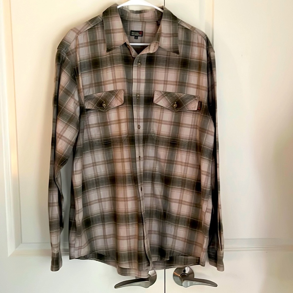 Men’s size large fall plaid medium weight shirt